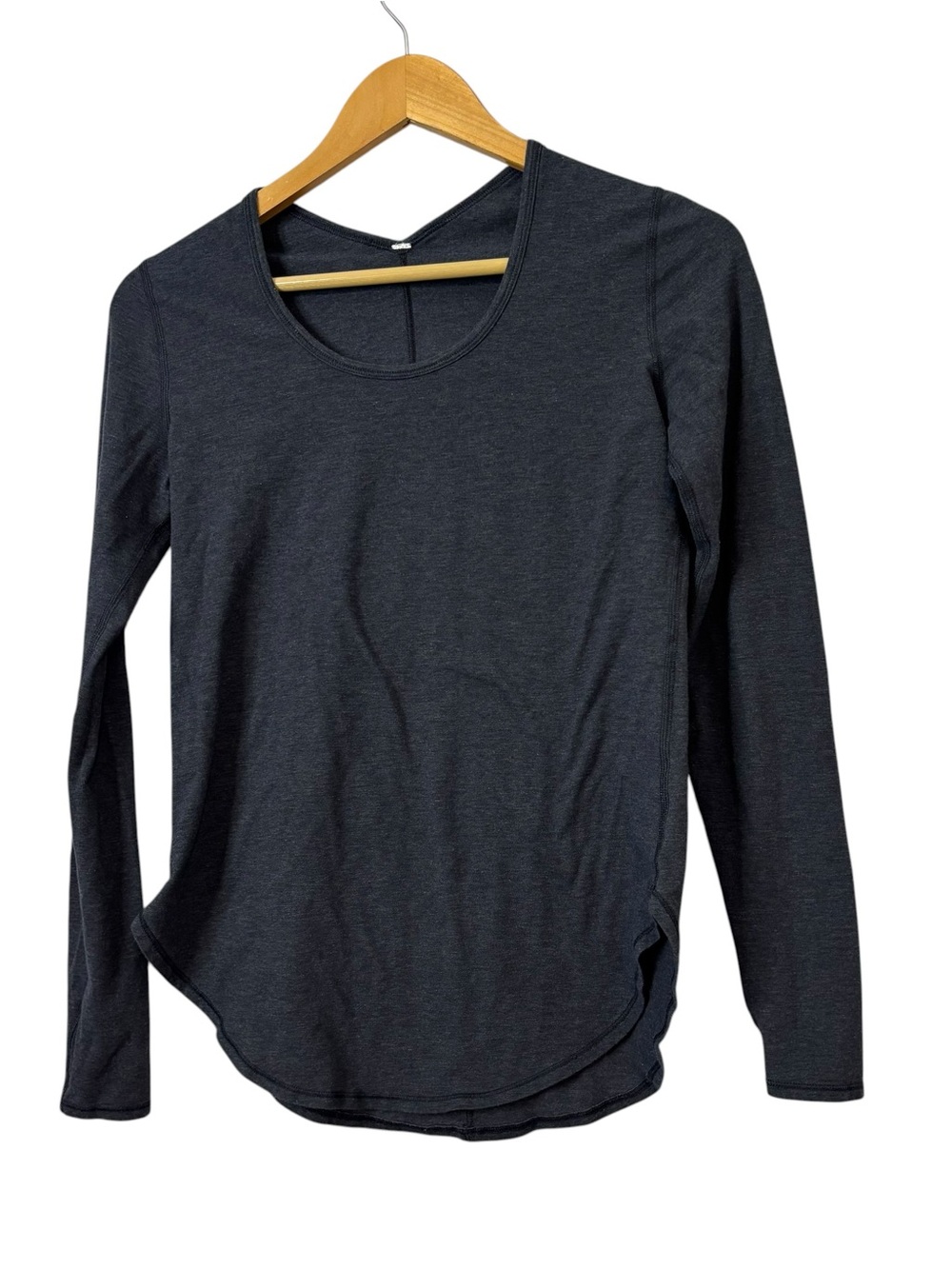 Lululemon long sleeve athletic top women’s size 6???.